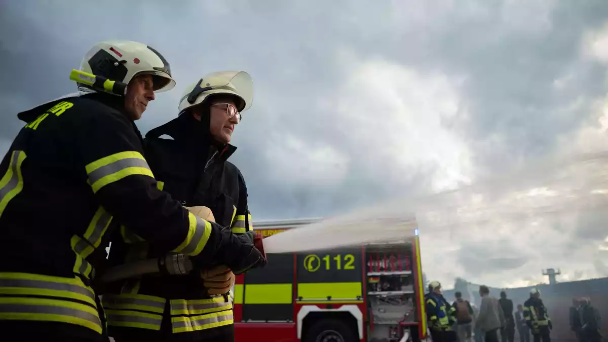 Der Bundesinnenminister übt mit der Feuerwehr. - Bild: Katharina Kausche/dpa pool/dpa