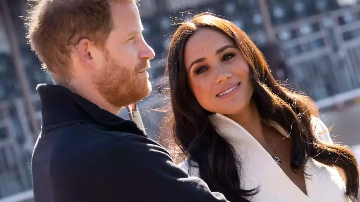 Harry und Meghan hatten sich vor Jahren vom engeren Kreis der Royals losgesagt. (Archivbild) - Bild: Peter Dejong/AP/dpa