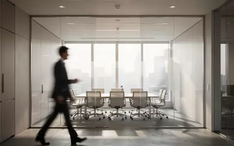 Ein moderner, sonnendurchfluteter Büroflur mit Glaswänden in einem professionellen Unternehmensgebäude. - Foto: über boerse-global.de