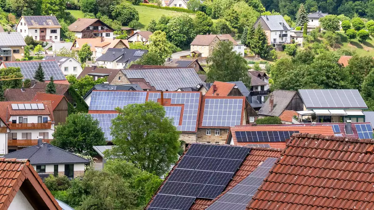 Der Solarausbau ist im Plan - noch. (Archivbild) - Bild: David Inderlied/dpa