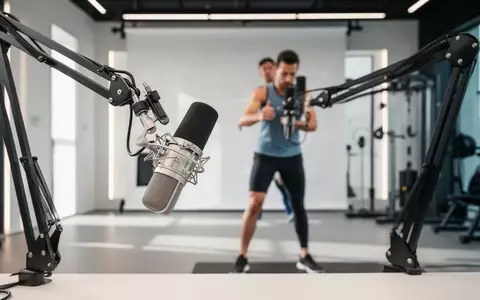 Ein professionelles Studiomikrofon vor einer unscharfen Kulisse eines modernen Fitness- und Bewegungsanalysebereichs. - Foto: über boerse-global.de