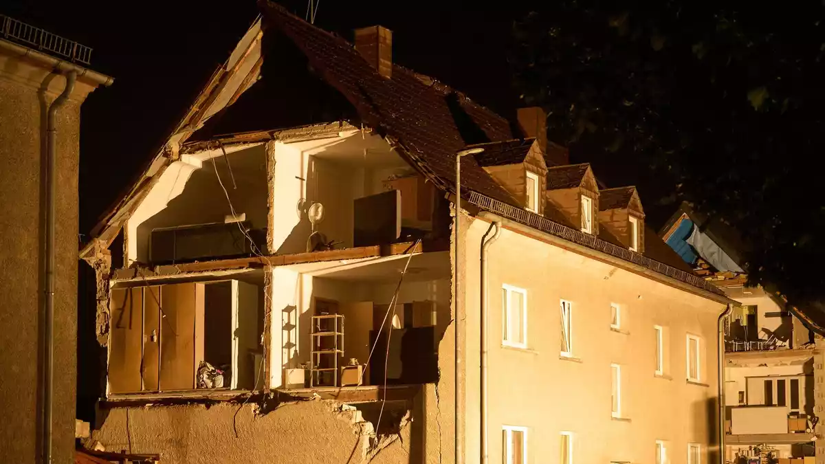 Unwetter haben in der Nacht in Höhr-Grenzhausen heftige Schäden angerichtet. - Bild: Thomas Frey/dpa