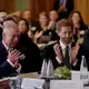 Ein Bild aus vergangenen Zeiten: Harry (r.) und sein Vater Charles, damals Prinz, an einem Tisch. (Archivbild) - Bild: Matt Dunham/AP POOL/dpa