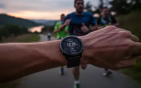 Eine Person trägt beim Joggen auf einem Waldweg eine moderne Garmin-Smartwatch am Handgelenk. - Foto: über boerse-global.de