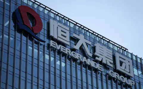 Der Konzern Evergrande wurde zum Symbol der chinesischen Immobilienkrise. Nun wurde sein Gründer zu lebenslanger Haft verurteilt. (Archivbild)  - Foto: Ng Han Guan/AP/dpa