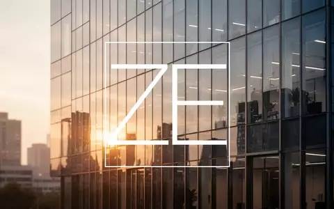Moderne Glasfassade eines Bürogebäudes in der Abendsonne als Symbol für Immobilienwirtschaft. - Foto: über boerse-global.de