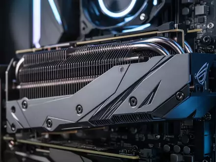 Nahaufnahme einer leistungsstarken Grafikkarte in einem modernen PC-Gehäuse mit detaillierten Kühlrippen. - Foto: über boerse-global.de