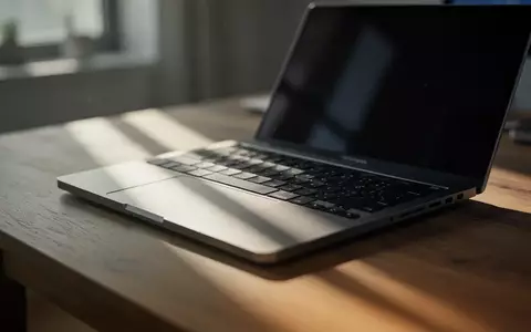 Ein moderner Laptop auf einem hölzernen Schreibtisch in einem hellen Büro, Fokus auf die Hardware. - Foto: über boerse-global.de