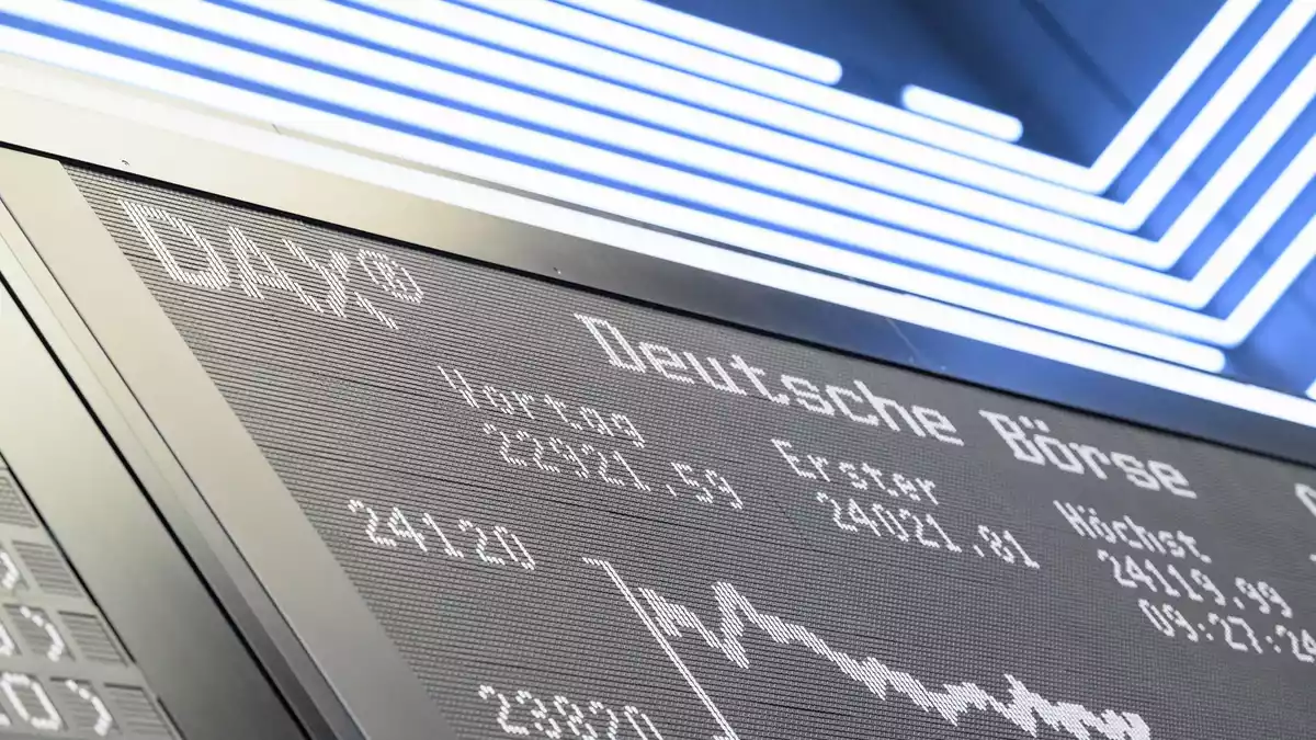Viele Menschen legen Geld an der Börse an, besonders beliebt: börsengehandelte Indexfonds, sogenannte ETFs. (Symbolbild) - Bild: Hannes P Albert/dpa