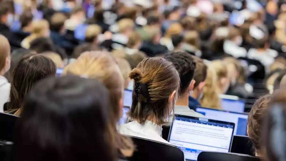 Junge Frauen beenden ihr Bachelor-Studium häufiger nach acht Semestern als junge Männer. (Symbolbild) - Bild: Rolf Vennenbernd/Deutsche Presse-Agentur GmbH/dpa