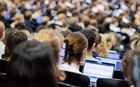 Junge Frauen beenden ihr Bachelor-Studium häufiger nach acht Semestern als junge Männer. (Symbolbild) - Foto: Rolf Vennenbernd/Deutsche Presse-Agentur GmbH/dpa