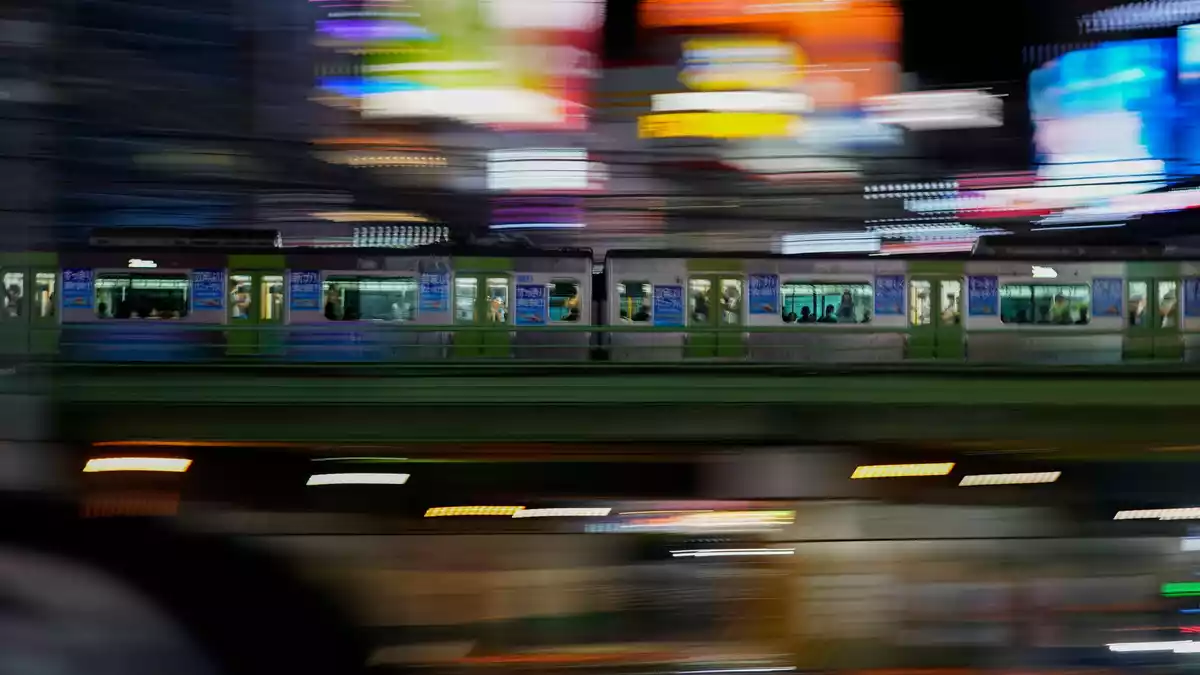 Japans Züge und Bahnhöfe sind berühmt für ihre Sicherheit und Pünktlichkeit. (Archivbild)   - Bild: Kiichiro Sato/AP