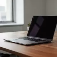 Moderner, minimalistischer Arbeitsplatz mit einem Laptop auf einem Schreibtisch bei natürlichem Licht. - Foto: über boerse-global.de