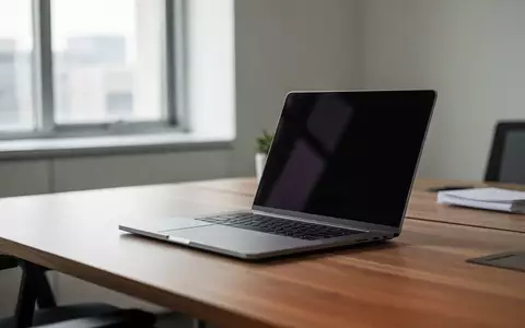 Moderner, minimalistischer Arbeitsplatz mit einem Laptop auf einem Schreibtisch bei natürlichem Licht. - Foto: über boerse-global.de
