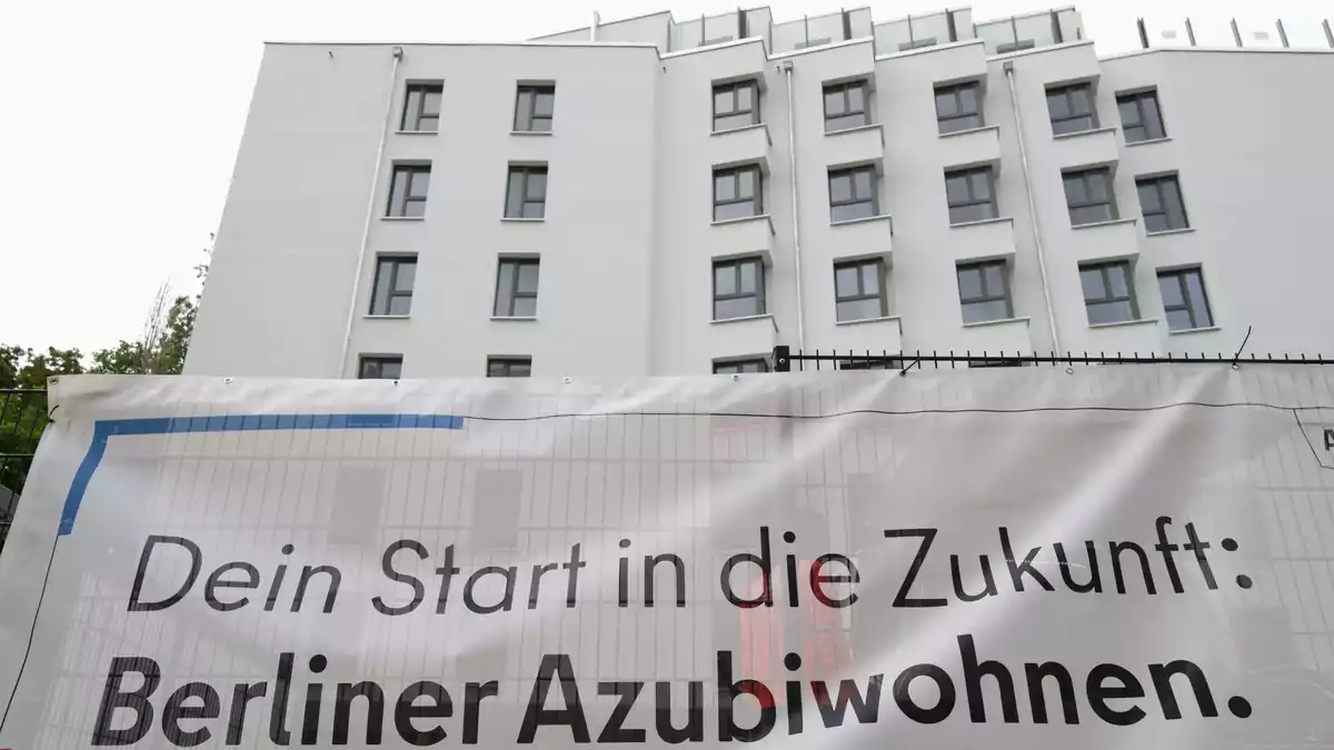 Eine eigene Wohnung ist für Azubis oft nicht drin. (Archivbild) - Bild: Soeren Stache/dpa