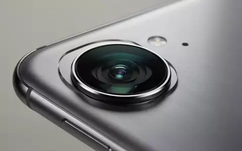 Detailaufnahme eines modernen Smartphone-Kameramoduls mit Fokus auf die Linsenelemente in einem schlichten Gehäuse. - Foto: über boerse-global.de
