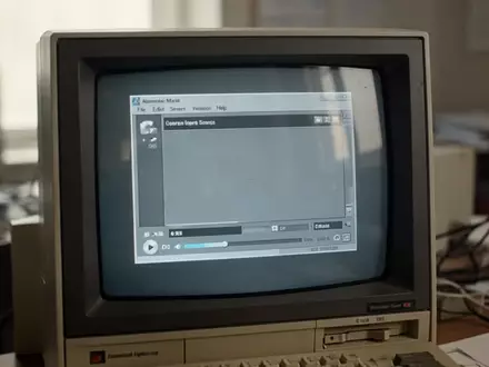 Nahaufnahme eines klassischen Media-Player-Fensters auf einem Computermonitor in einem Büro. - Foto: über boerse-global.de
