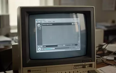 Nahaufnahme eines klassischen Media-Player-Fensters auf einem Computermonitor in einem Büro. - Foto: über boerse-global.de