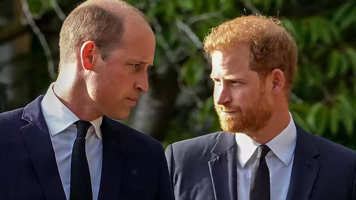 Ein Bild von früher - heute gilt das Verhältnis von Harry (r.) und William mindestens als zerrüttet. (Archivbild) - Bild: Martin Meissner/AP/dpa