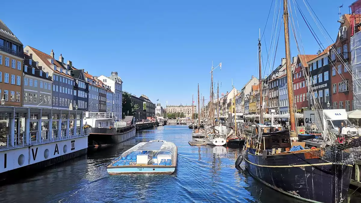 So idyllisch: Der «Nyhavn» in der dänischen Hauptstadt Kopenhagen ist bei Touristen beliebt. (Archivbild) - Bild: Francoise Hauser/dpa-tmn