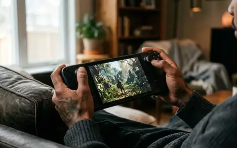 Nahaufnahme einer Handheld-Konsole, auf der ein PC-Spiel läuft, in einer natürlich beleuchteten Umgebung. - Foto: über boerse-global.de