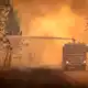 Ein Feuerwehrwagen sprüht Flüssigkeit auf einen Waldbrand in der Region Bordeaux. (Archivbild) - Bild: Uncredited/Service Communication-Protocole SDIS 33/AP/dpa