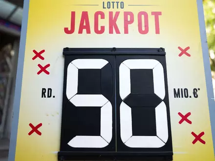Gleich drei Gewinner teilen sich den mit 50 Millionen Euro gefüllten Lotto-Jackpot. (Symbolbild) - Foto: Florian Wiegand/dpa