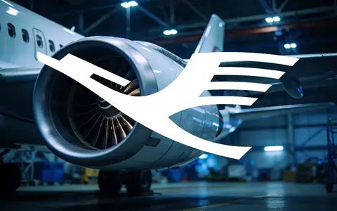 Nahaufnahme eines modernen Flugzeugtriebwerks in einer industriellen Werkstatt, symbolisch für den Luftfahrtsektor. - Foto: über boerse-global.de