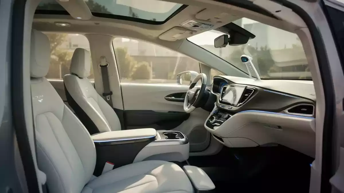 Waymo integriert Gemini: KI-Sprachassistent steuert Ojai-Robotaxis