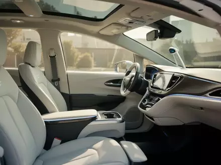 Innenraum eines autonomen Waymo-Robotaxis mit minimalistischem Design und natürlichem Lichteinfall. - Foto: über boerse-global.de