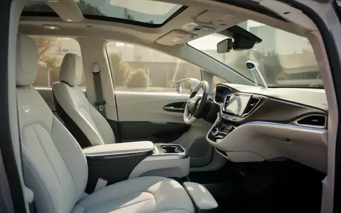 Innenraum eines autonomen Waymo-Robotaxis mit minimalistischem Design und natürlichem Lichteinfall. - Foto: über boerse-global.de