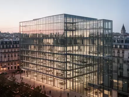 Moderne Glasfassade eines Bürogebäudes in der Dämmerung, Architekturfotografie. - Foto: über boerse-global.de