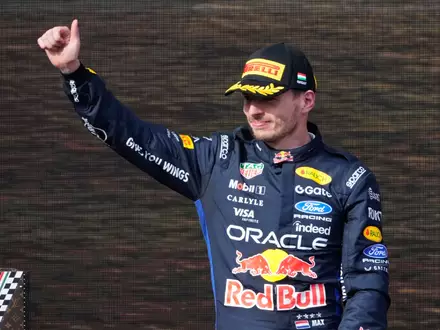 Max Verstappen bleibt bis 2030 bei Red Bull. (Archivbild) - Foto: Darko Bandic/AP/dpa
