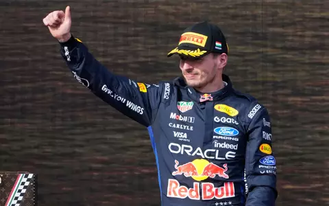 Max Verstappen bleibt bis 2030 bei Red Bull. (Archivbild) - Foto: Darko Bandic/AP/dpa