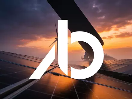 Windkraftanlagen und Solarmodule vor einem dramatischen Abendhimmel als Symbol für die Herausforderungen der Energiewende. - Foto: über boerse-global.de