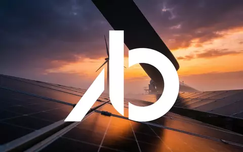 Windkraftanlagen und Solarmodule vor einem dramatischen Abendhimmel als Symbol für die Herausforderungen der Energiewende. - Foto: über boerse-global.de