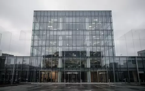 Moderne Büroarchitektur aus Glas vor bewölktem Himmel als Symbol für Immobilieninvestitionen. - Foto: über boerse-global.de