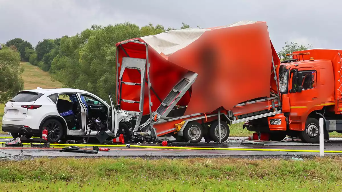 Das Auto stieß gegen den Anhänger, der dann auf den Lastwagen aufgeschoben wurde. - Bild: S.Weber/Fuldamedia/dpa