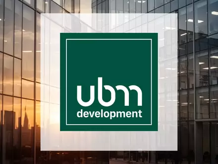 Moderne Glasfassade eines Bürogebäudes bei Sonnenuntergang als Symbol für Immobilienentwicklung. - Foto: über boerse-global.de