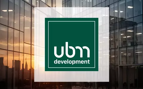 Moderne Glasfassade eines Bürogebäudes bei Sonnenuntergang als Symbol für Immobilienentwicklung. - Foto: über boerse-global.de