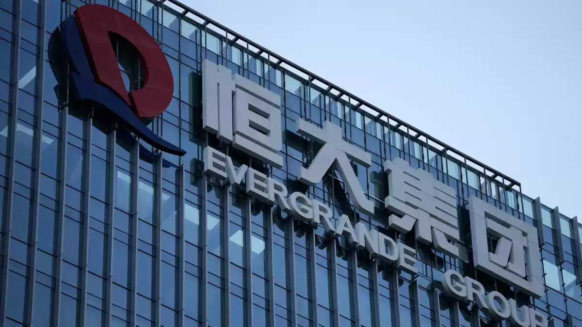 Der Konzern Evergrande wurde zum Symbol der chinesischen Immobilienkrise. Nun wurde sein Gründer zu lebenslanger Haft verurteilt. (Archivbild)  - Bild: Ng Han Guan/AP/dpa