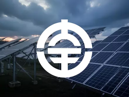 Moderne Solarpark-Anlage unter einem dramatischen, bewölkten Himmel als Symbol für die erneuerbare Energiewirtschaft. - Foto: über boerse-global.de