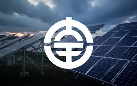Moderne Solarpark-Anlage unter einem dramatischen, bewölkten Himmel als Symbol für die erneuerbare Energiewirtschaft. - Foto: über boerse-global.de
