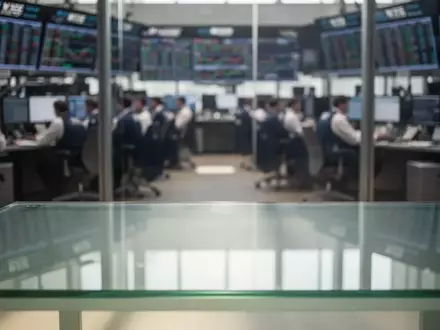 Ein moderner Börsenplatz mit unscharfen Handelsplätzen im Hintergrund und einer leeren, hellen Schreibtischoberfläche. - Foto: über boerse-global.de