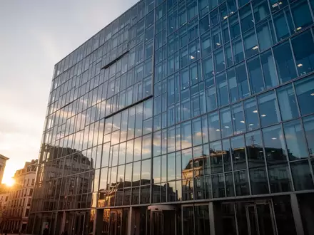 Ein modernes Bürogebäude im Europaviertel von Brüssel bei Sonnenuntergang. - Foto: über boerse-global.de