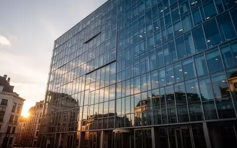 Ein modernes Bürogebäude im Europaviertel von Brüssel bei Sonnenuntergang. - Foto: über boerse-global.de