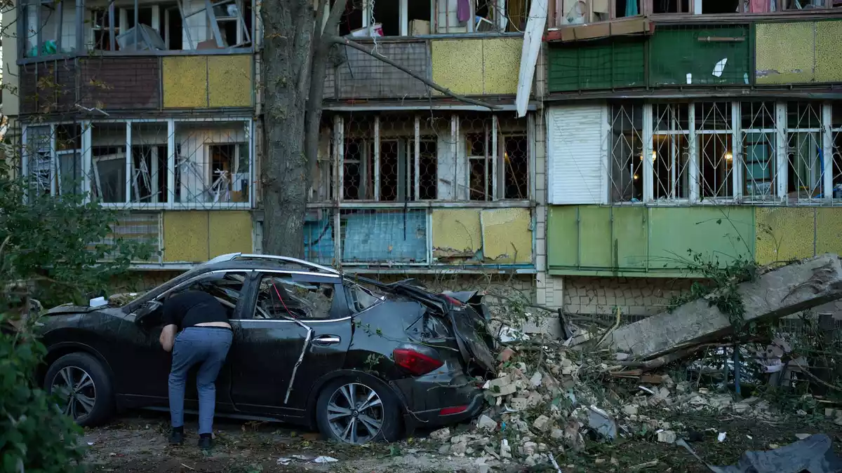 Die Schäden nach den neuen kombinierten russischen Luftangriffen mit Marschflugkörpern und Drohnen sind massiv. - Bild: Francisco Seco/AP/dpa