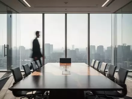 Ein minimalistischer, heller Konferenzraum in einem modernen Bürogebäude mit natürlichem Lichteinfall. - Foto: über boerse-global.de