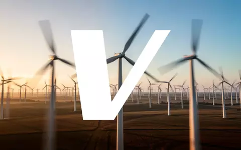 Moderne Windkraftanlagen in einem Windpark bei Sonnenuntergang als Symbol für erneuerbare Energien. - Foto: über boerse-global.de