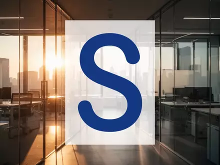 Modernes, sonnendurchflutetes Bürointerieur als Symbol für strategische Unternehmensentwicklung und Transformation. - Foto: über boerse-global.de